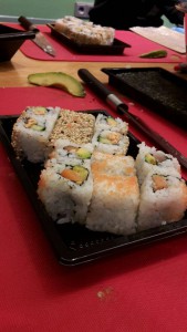Inside-Out Sushi auf einem Teller