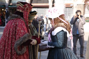 Beim Venzianischen Karneval sieht man viele Einwohner in ihren wertvollen Kostümen umherstolzieren.