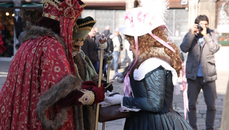 Beim Venzianischen Karneval sieht man viele Einwohner in ihren wertvollen Kostümen umherstolzieren.