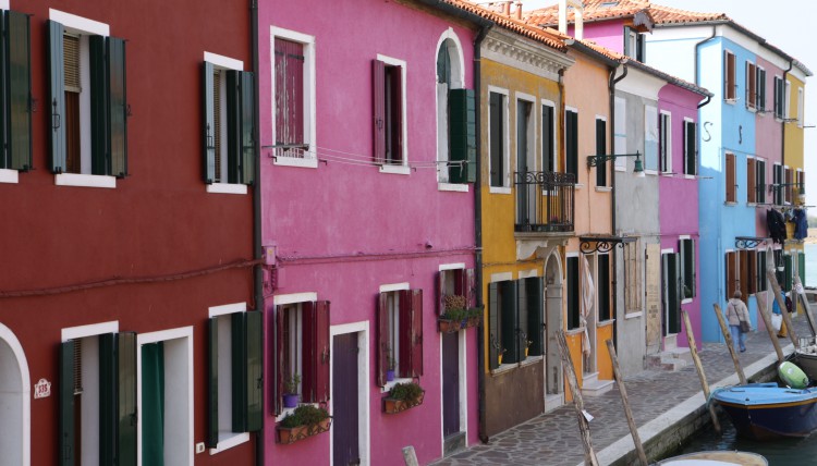 Die bunten Häuser auf Burano locken viele Touristen an.