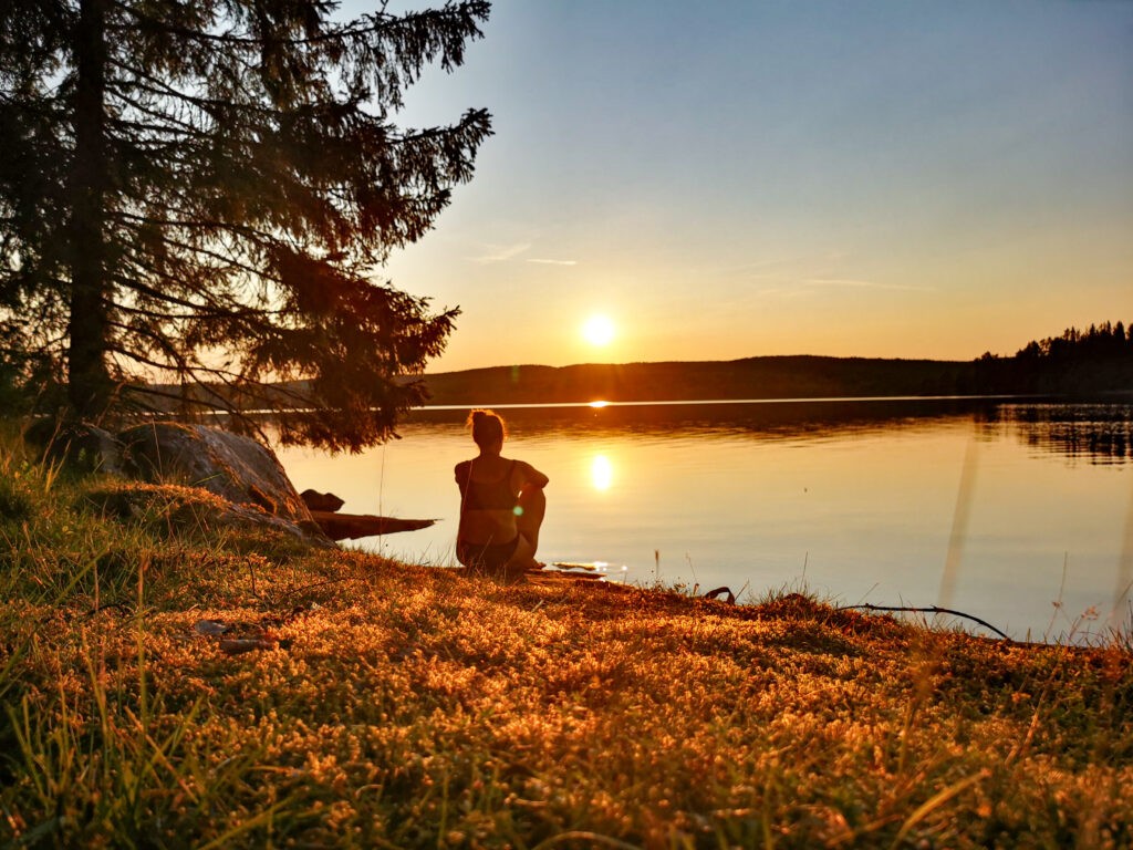 Kanutour Schweden: Andrea beim Sonnenuntergang