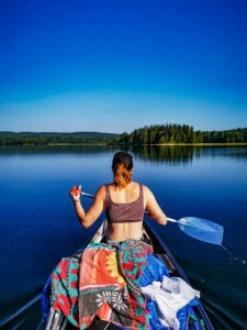 Kanutour Schweden: Andrea auf dem Kanu in Schweden