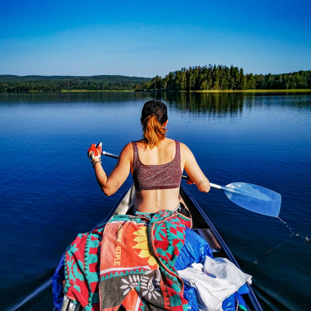 Kanutour Schweden: Andrea auf dem Kanu in Schweden