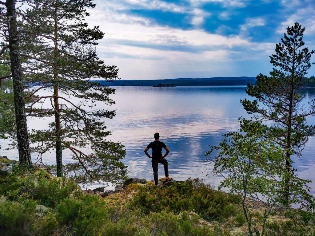 Kanutour Schweden: Bene genießt die Aussicht