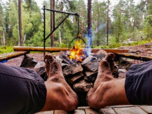 Kanutour Schweden: Bene trocknet seine Füße nach dem Regen