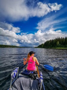 Kanutour Schweden: Andrea beim Paddeln