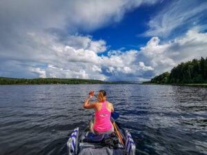 Kanutour Schweden: Andrea beim Paddeln