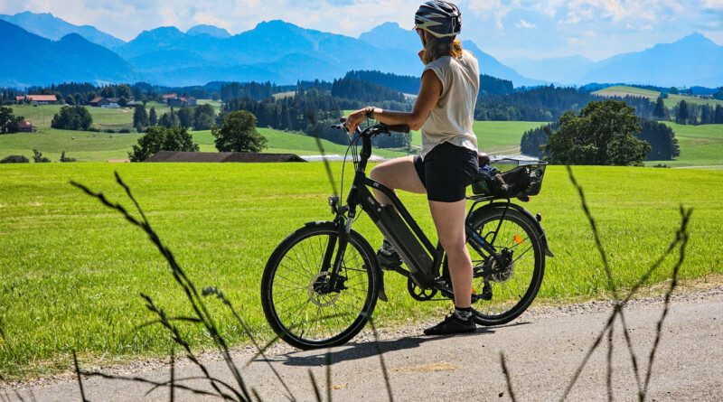 Radpilgern im Pfaffenwinkel - Radlerin Bergpanorama